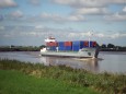 Container ship on the River Ouse, a branch  of the Humber estuary      (© IECS, Univ. of Hull)