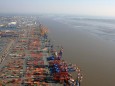 Container terminar at the Bremerhaven Port on the Weser River (© terra-air services)